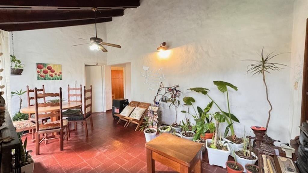 Casa cerca de colegio en pinares - se permuta por