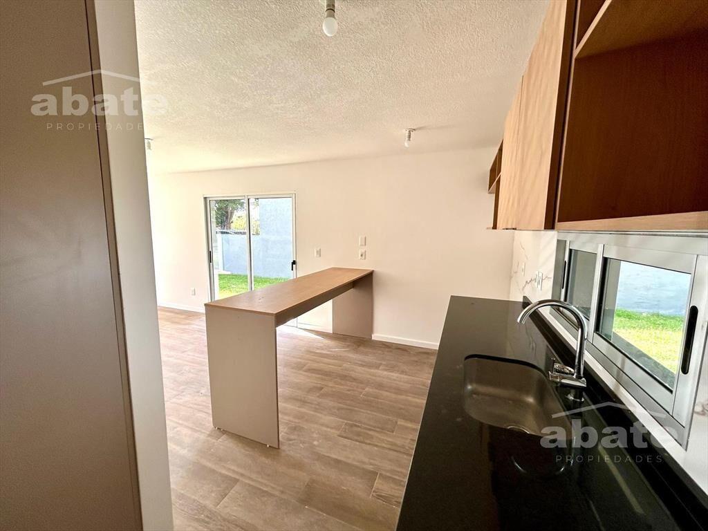 Venta casa de 3 dormitorios, dos baños y cochera doble en L