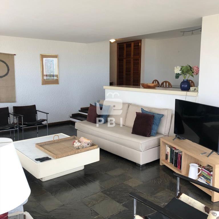 Apartamento de 3 dormitorios en venta en Punta -