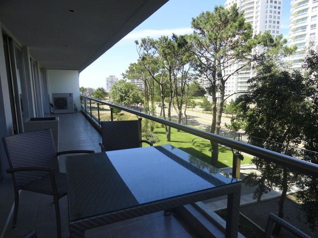 Amplia terraza, aire acondicionado en todos los ambientes