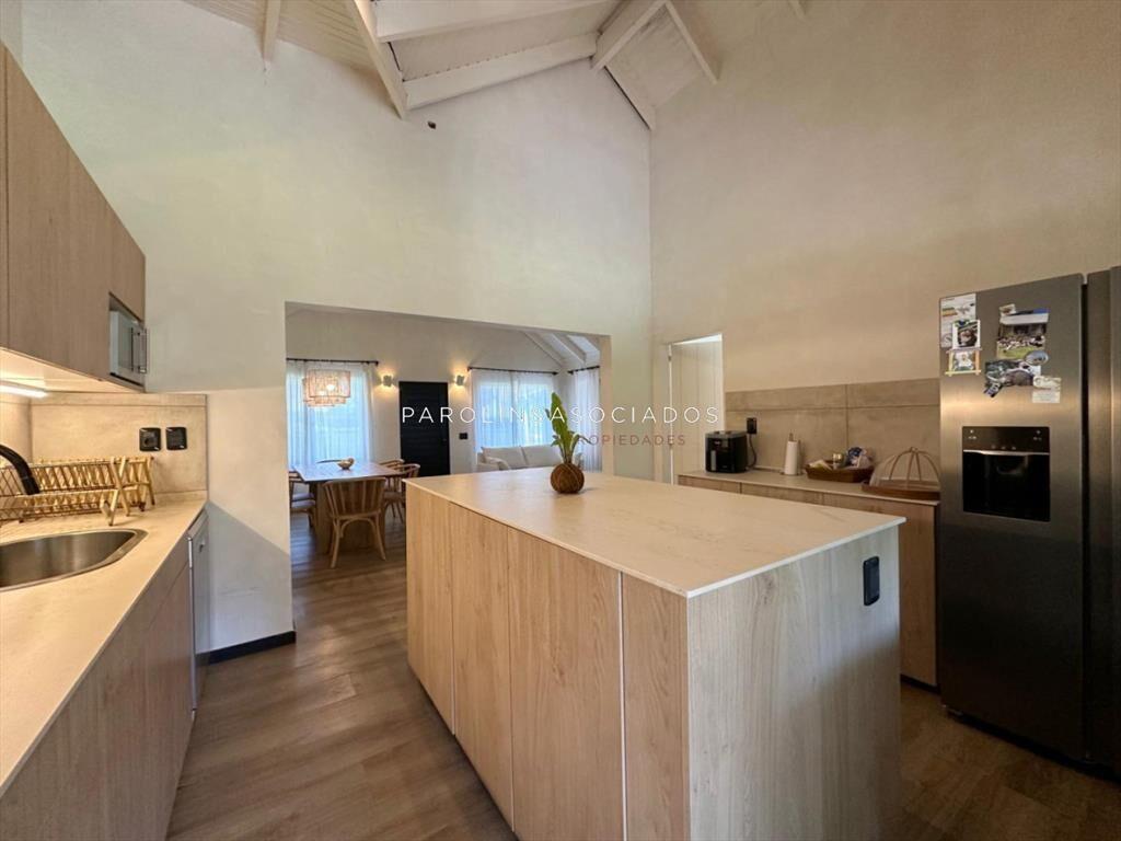Casa En Venta De 5 Dormitorios + Dependencia de