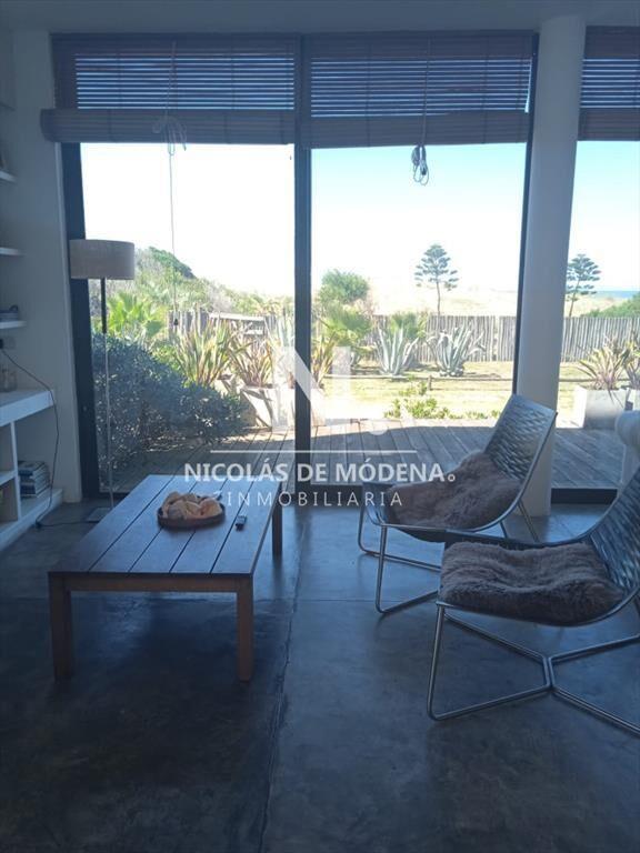 Hermosa casa en Manantiales. Frente al mar.