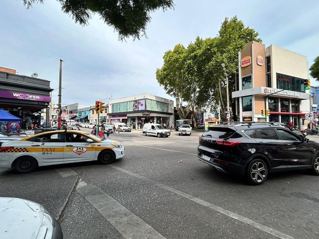 Venta locales con renta Arenal Grande y Amezaga