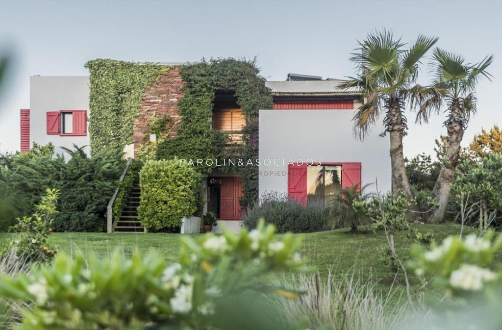 Casa en Venta de 4 Dormitorios en Village del