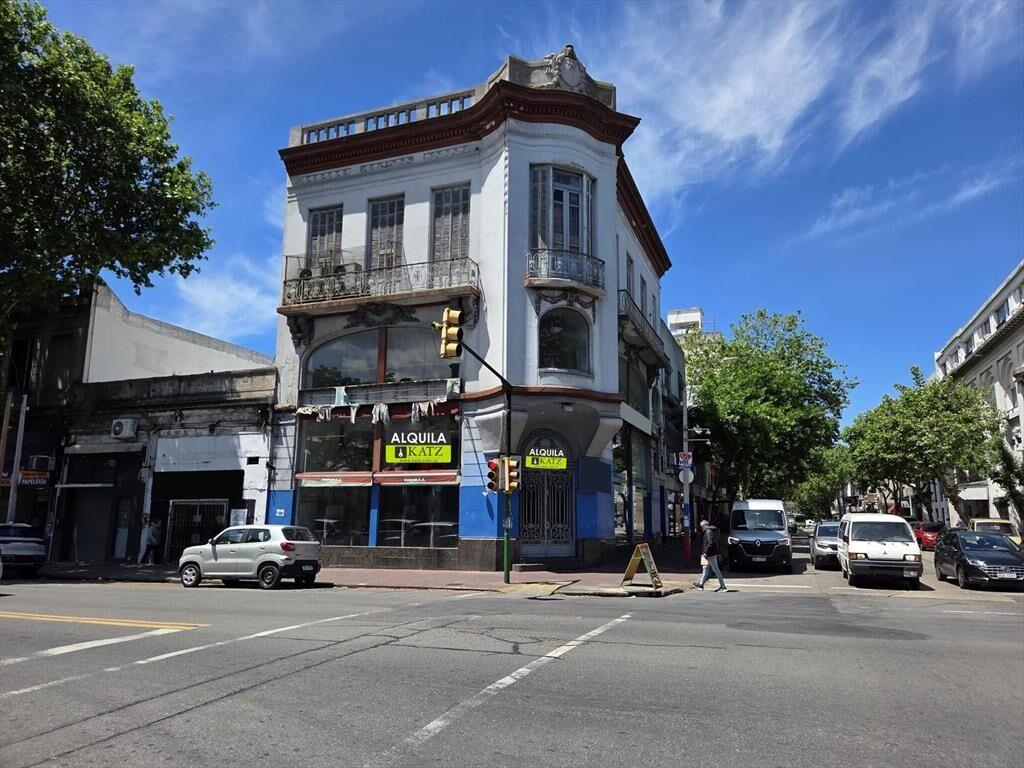 Gral Flores y Domingo Aramburu, gran esquina, 1250 m2, fren