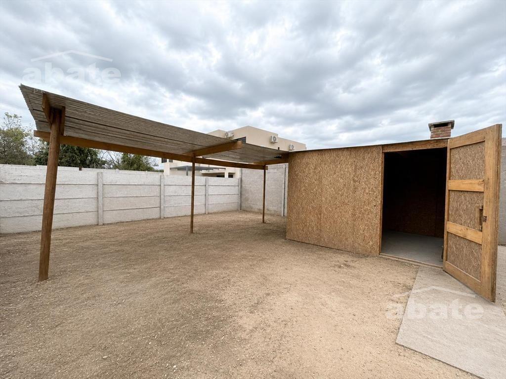 Venta casa de tres dormitorios y dos baños muy próxima al C