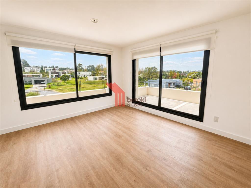 Venta de casa de 3 dormitorios, 3 baños y cuarto