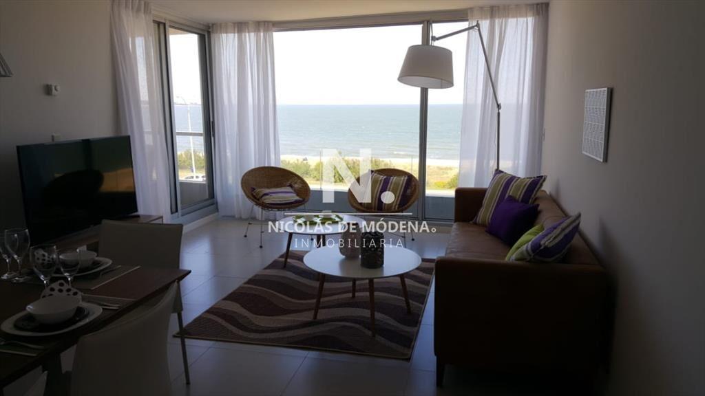 Vende apartamento de 2 dormitorios frente al mar,