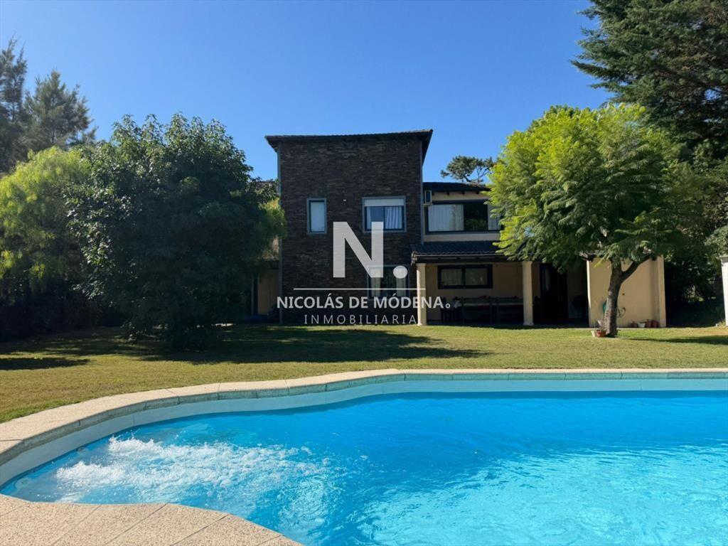 Chaletde 6 dormitorios en venta en barrio Punta