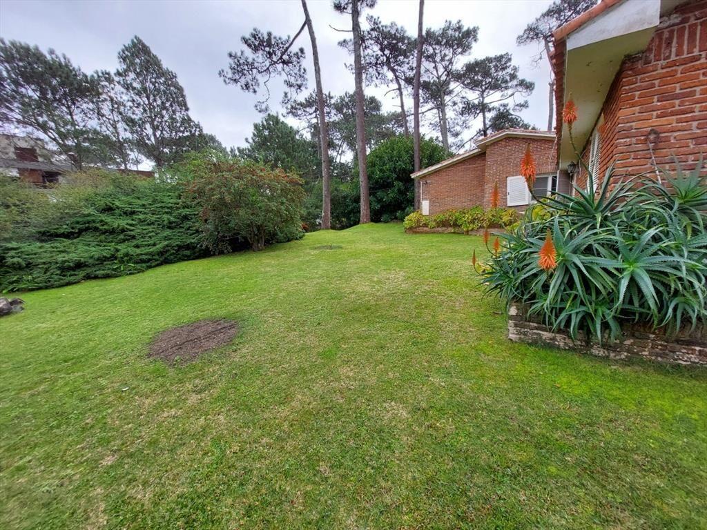 Amplia casa con 3052 m2 de parque