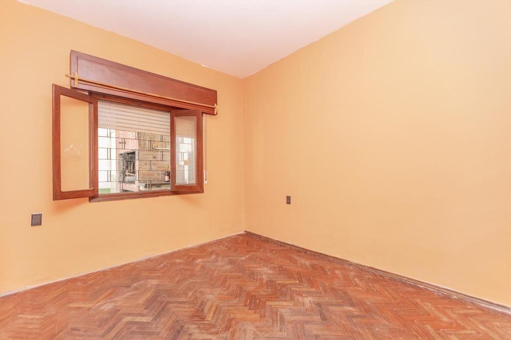 Casa en Esquina en Nuevo París : 2 Dormitorios, Cochera c/P