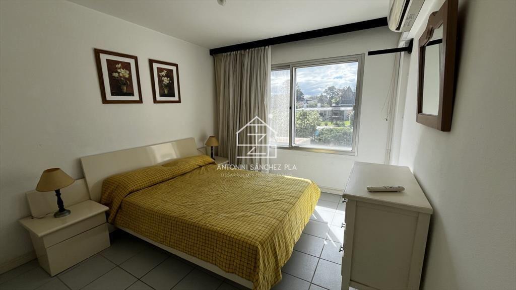 Apartamento luminoso con vista a la -