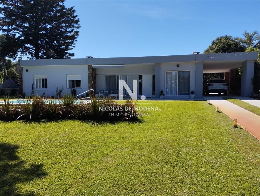 En venta casa en Solanas, de 4 dormitorios con y