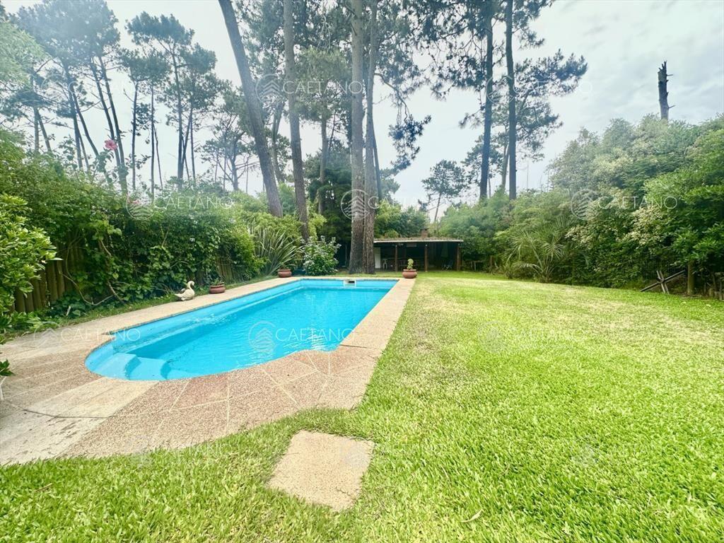 Venta Casa Quincho - 4 Dormitorios + Pileta - Del
