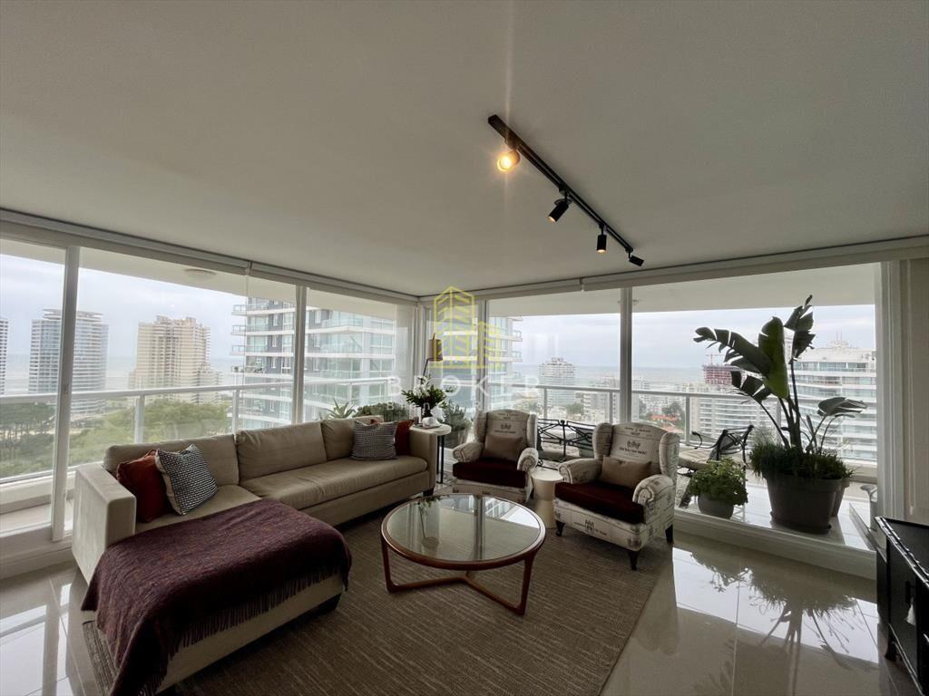 Venta Apartamento de 4 dormitorios a metros del