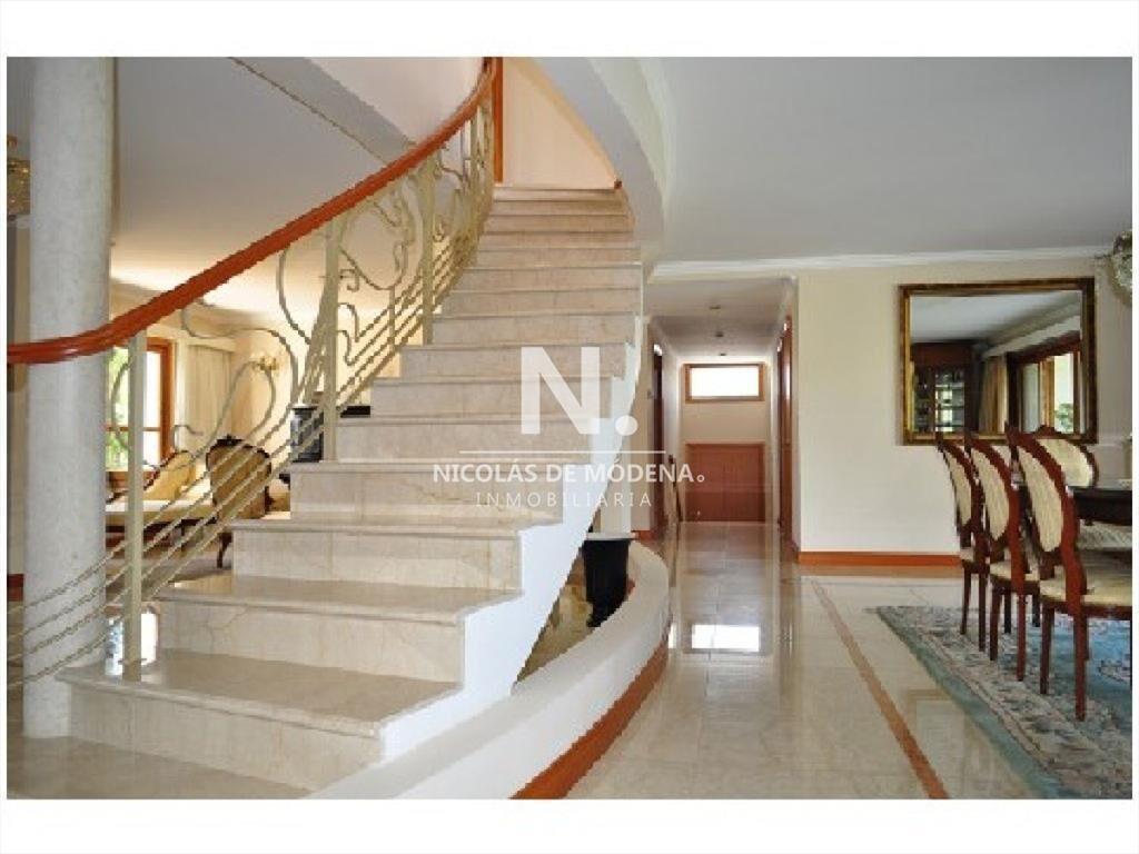 Casa en Mansa a metros del mar de 5 dormitorios en venta.
