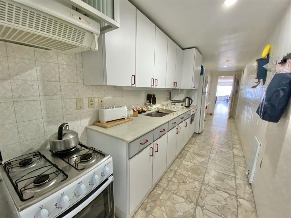VENTA DE APARTAMENTO DE 2 DORMITORIOS Y SERVICIO FRENTE AL
