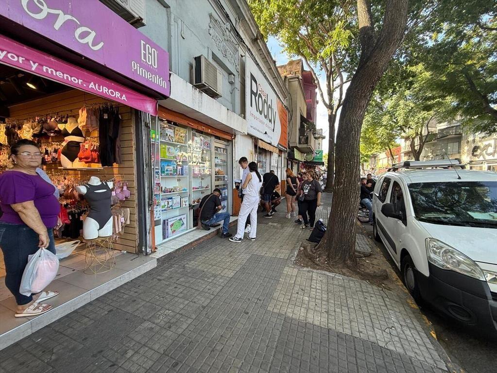 Venta locales con renta Arenal Grande y Amezaga