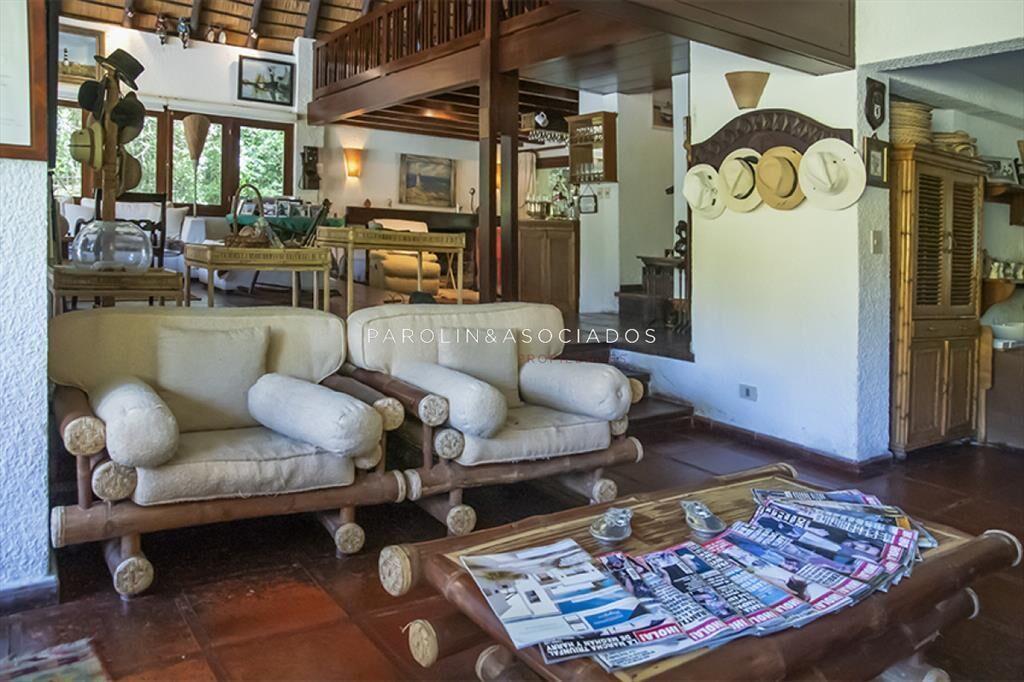 Casa de gran porte en venta en Golf, Punta del Este.
