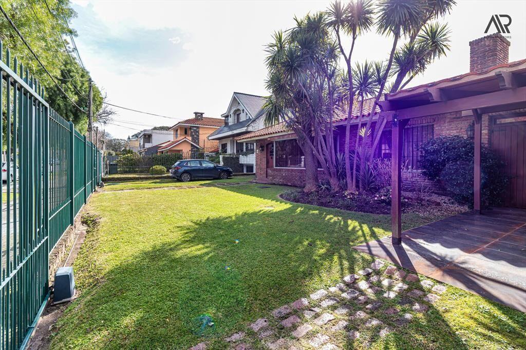Casa en venta c/ cochera en Punta Gorda
