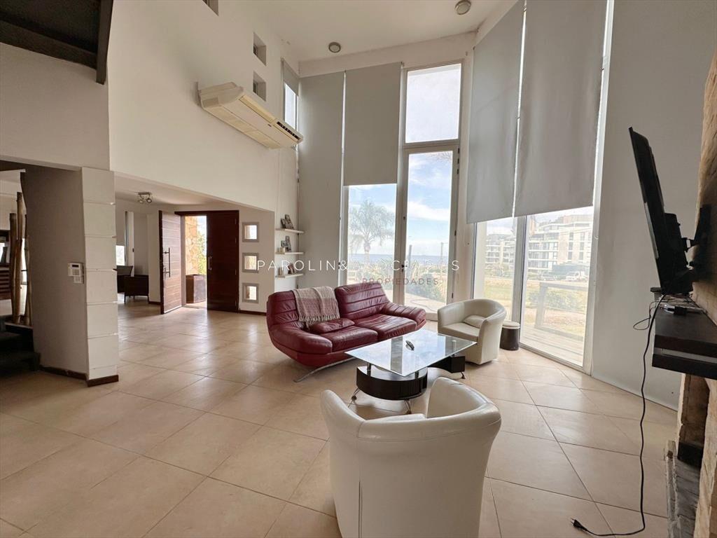 Excelente casa en venta de 5 dormitorios en Punta