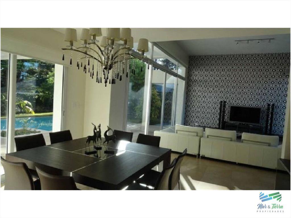 Vendo casa de 4 dormitorios con piscina en barrio