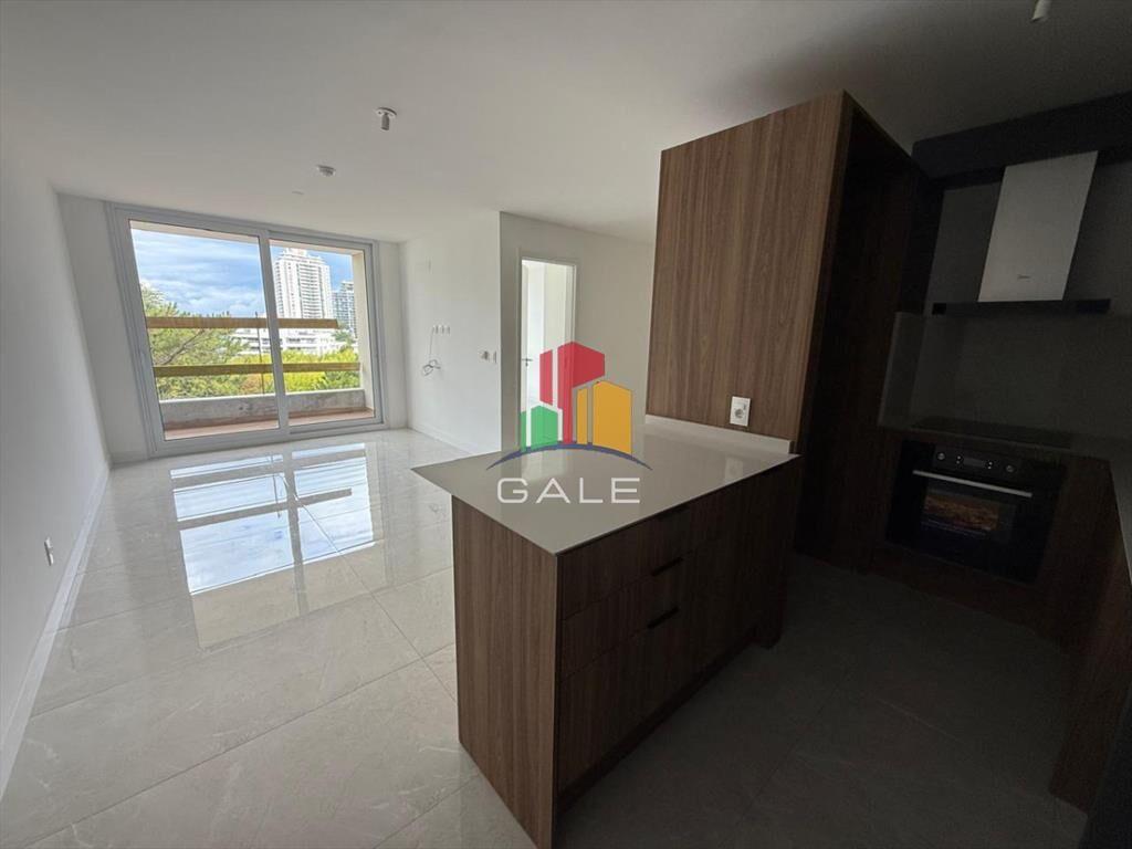Vende apartamento de 1 dormitorio y medio en Punta del Este