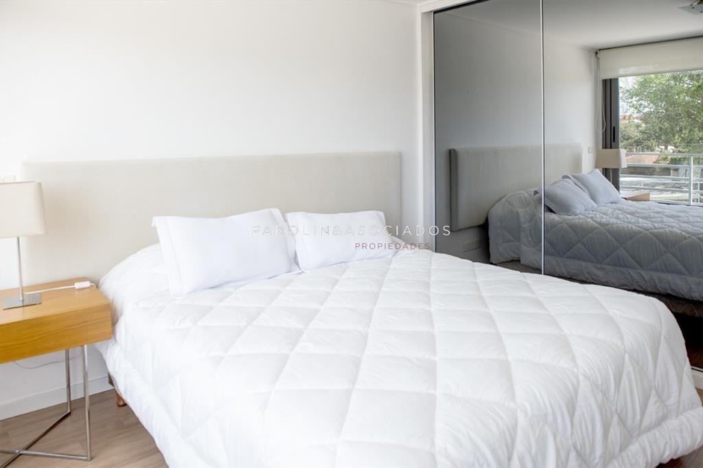 Vende apartamento en Alexander Boulevard de 2 dormitorios.