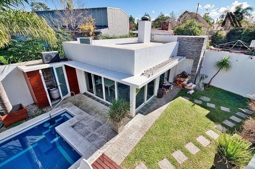 Casa en venta c/ cochera en Atlántida