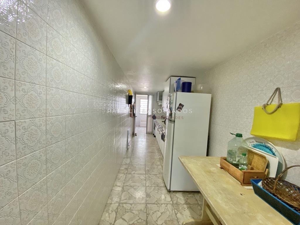 VENTA DE APARTAMENTO DE 2 DORMITORIOS Y SERVICIO FRENTE AL