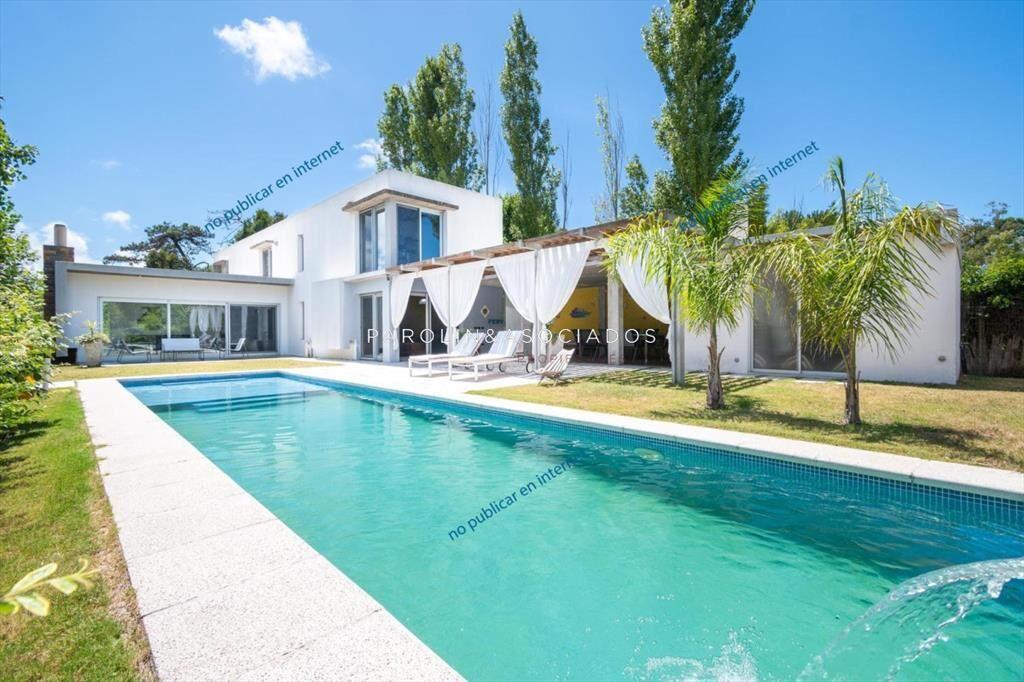 Venta de casa de 4 dormitorios en barrio Punta