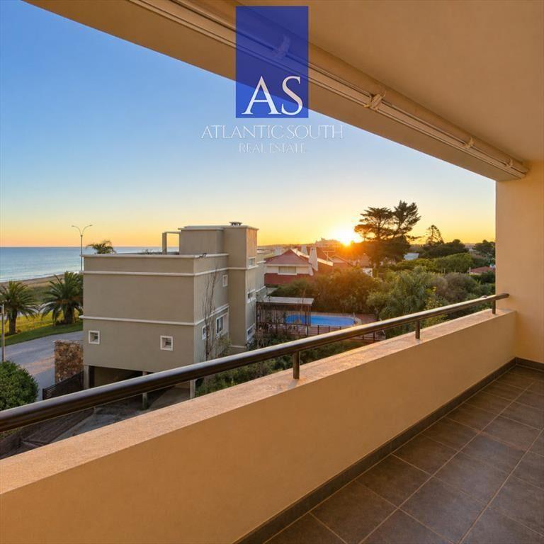 Apartamento de 3 Dormitorios con Vista Parcial al