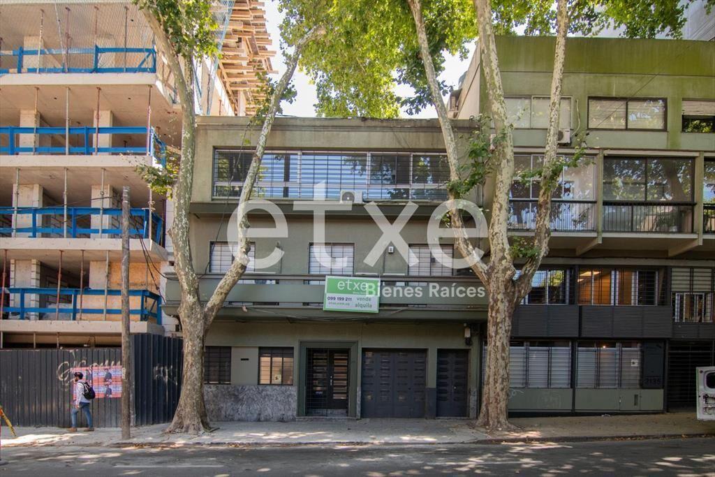 Venta de Oficina con renta en Cordón...