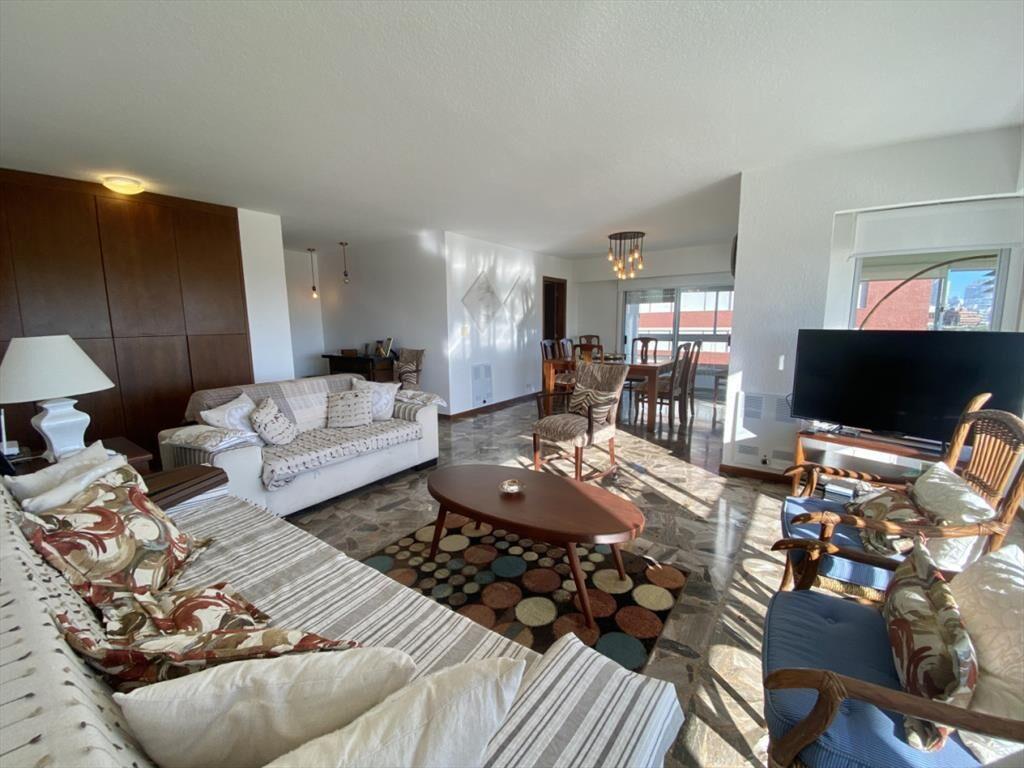 VENTA APARTAMENTO 4 DORMITORIOS, MALECON IV- PUNTA DEL ESTE