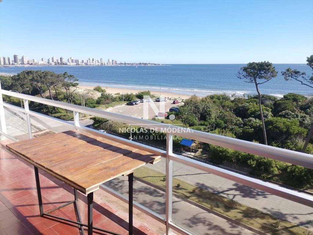 Vende impecable departamento con vista al mar, en