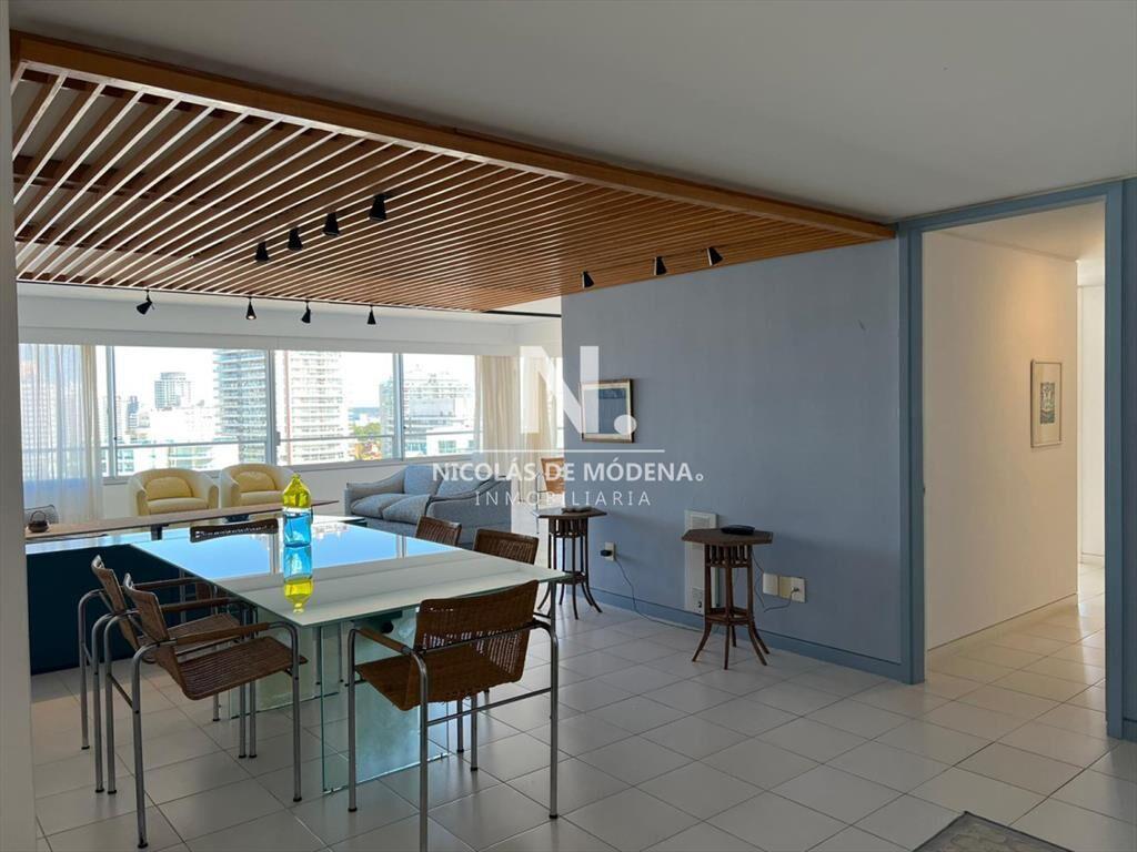 Apartamento de 3 dormitorios en playa brava al