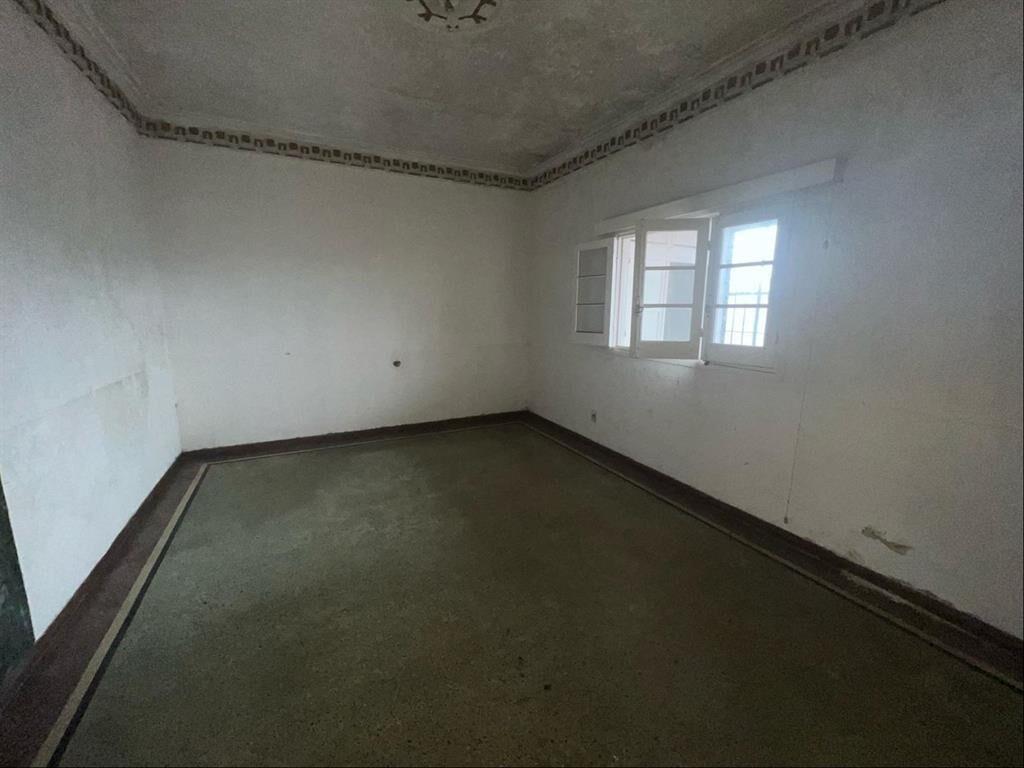 Local comercial + casa de altos sobre Gral Flores