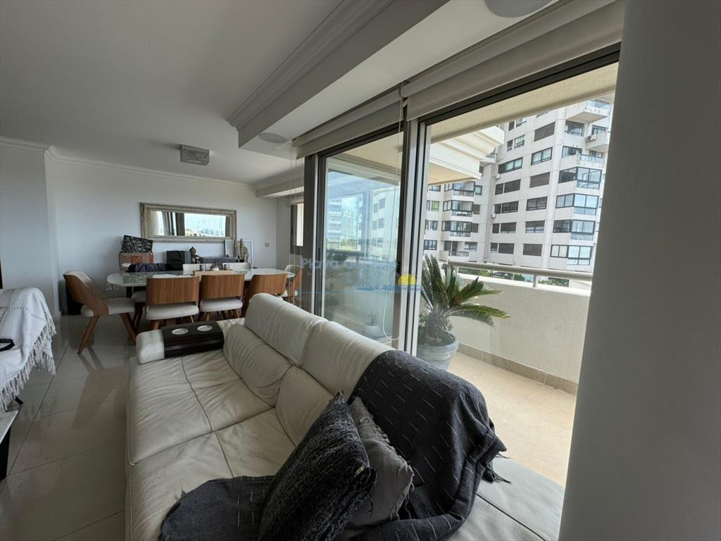 Apartamento de 4 dormitorios en Punta del este ,