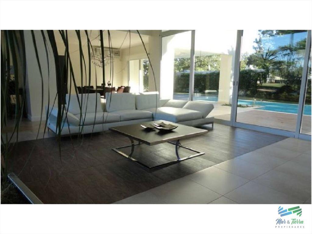Vendo casa de 4 dormitorios con piscina en barrio