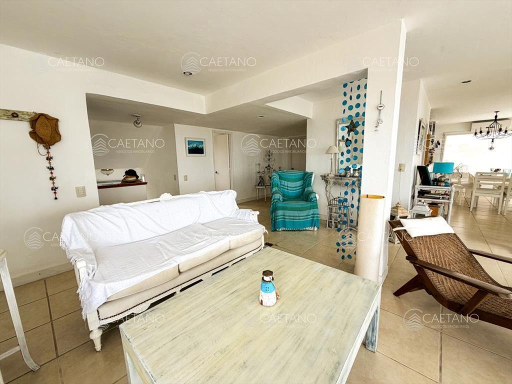 Apartamento de 4 dormitorios en primera linea de