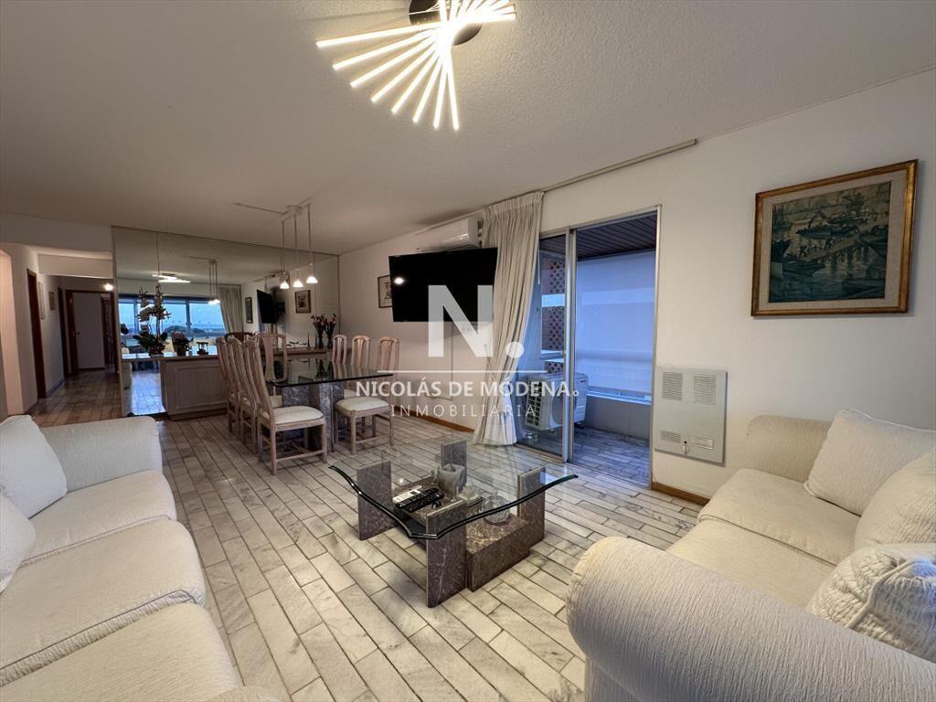 Vende apartamento de 3 dormitorios en Playa Punta