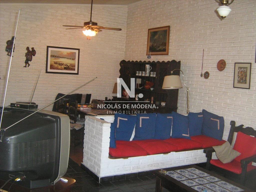 Casa de 3 dormitorios y servicio, cerca de la