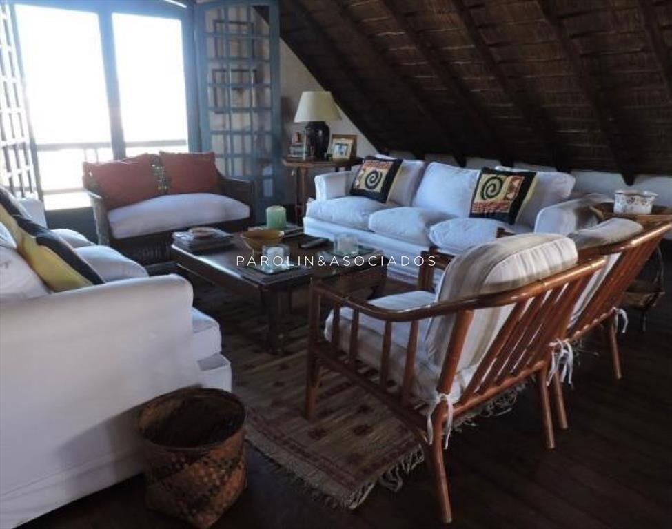 Casa de 5 dormitorios en venta en La Barra, Punta del Este.