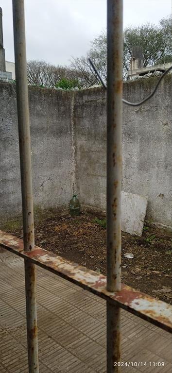 Dos casas alquiladas en venta a una cuadra de Av. Garzón.