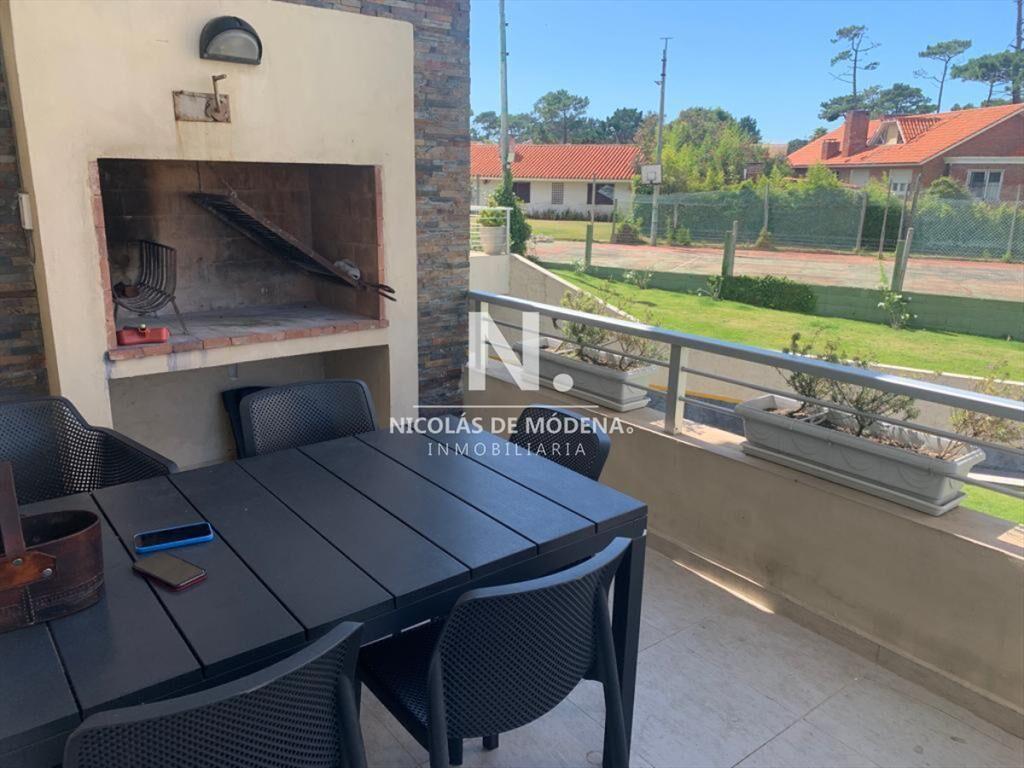 Vende apartamento con parrillero, de 3 dormitorios en playa