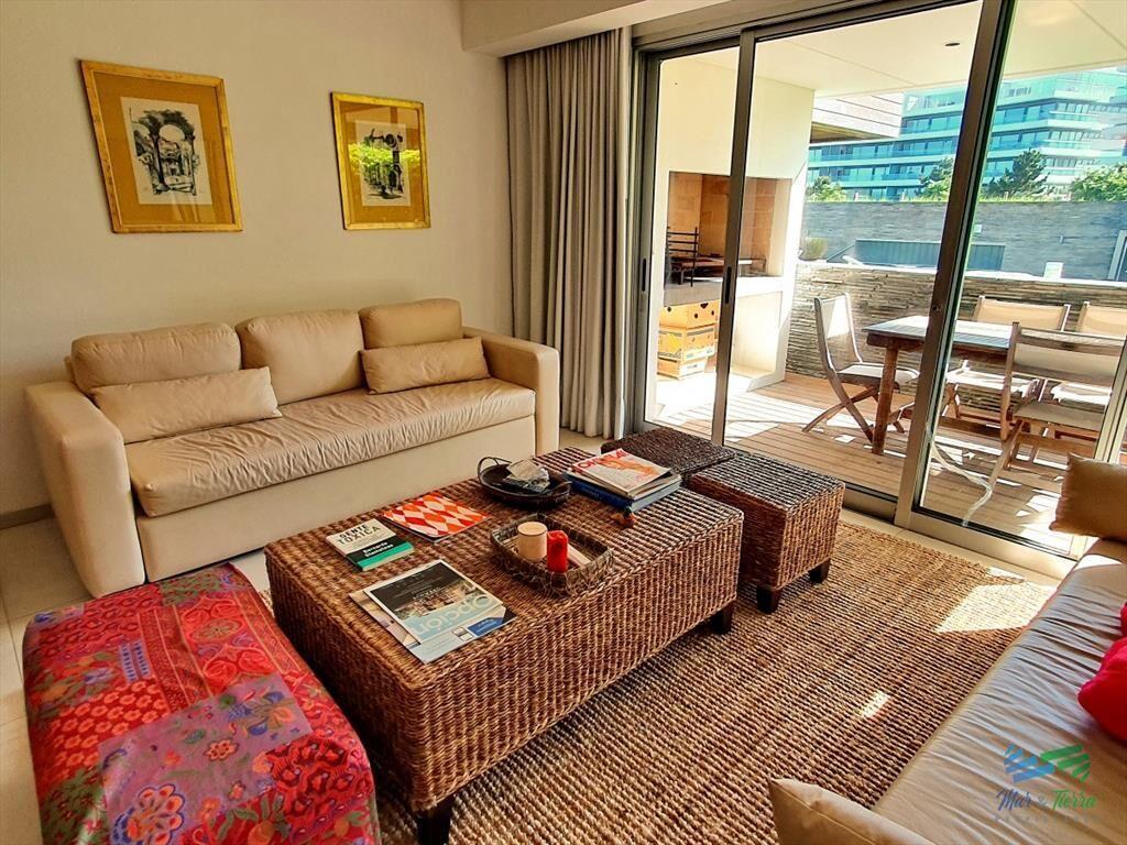 Vendo apartamento de 3 dormitorios y 3 baños.