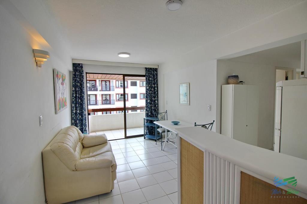 Apartamento de 2 dormitorios con piscina en venta