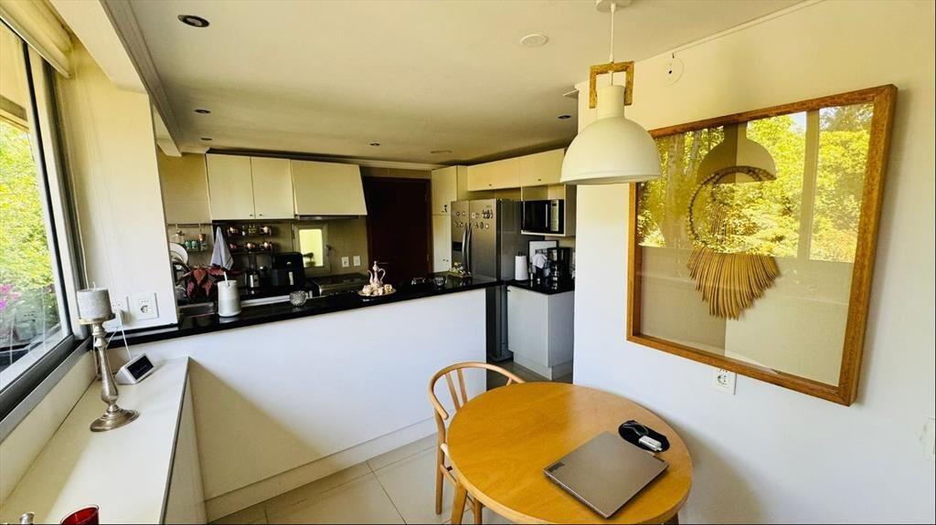 Apartamento tipo casa, 3 dormitorios, 3 baños, serv.completo