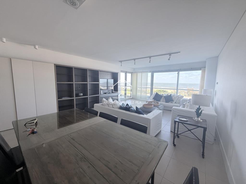 Luminoso y cómodo apartamento en primera linea Playa Brava