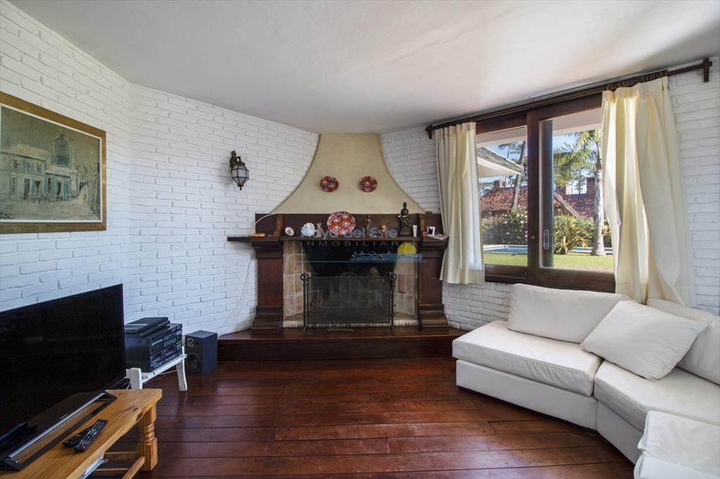Venta de casa de 4 dormitorios más dependencia y